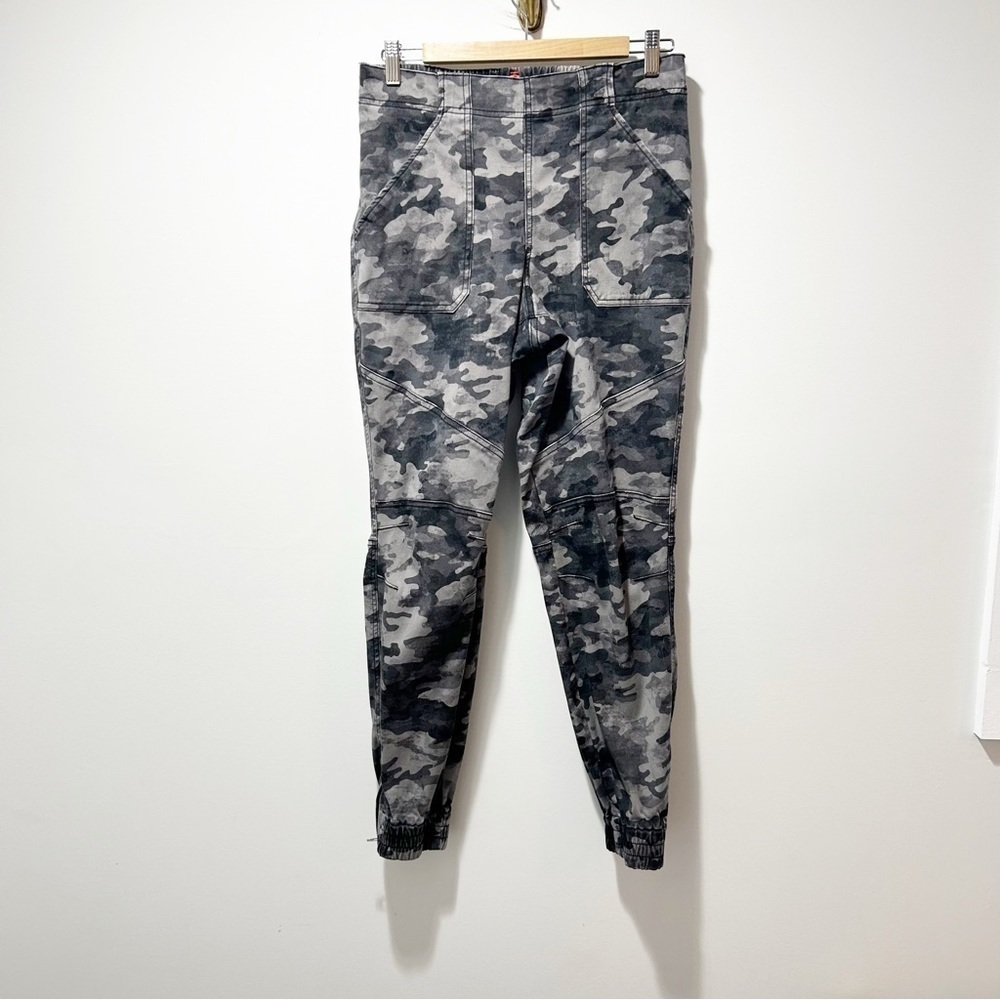 🌷Sale* Spanx Stretch Twill Cargo Jogger Pants Size Large Camouflage Camo Ankle - Picture 3 of 12